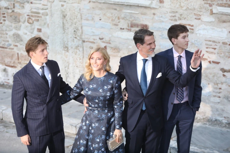          Ο Παύλος και η Μαρί Σαντάλ αγκαλιά με τα παιδιά τους / Φωτογραφία ΑΠΕ     