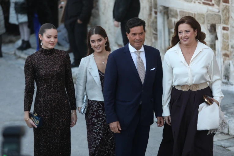          Η αδελφή του Νικόλαου, Αλεξία Ντε Γκρες με τον σύζυγό της, Κάρλος Μοράλες και τις κόρες τους / Φωτογραφία ΑΠΕ     