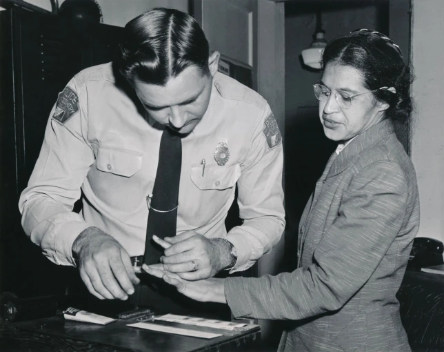 Φωτογραφία wiki Commons Η Rosa Parks δίνει δαχτυλικά αποτυπώματα