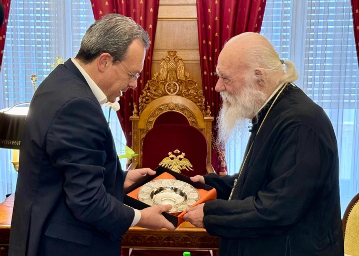 Ο Σωκράτης Φάμμελος με τον Αχριεπίσκοπο Ιερώνυμο / πηγή: Eurokinissi 