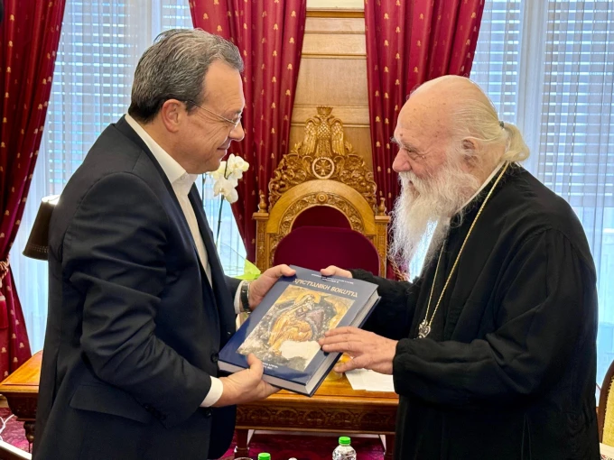 Ο Σωκράτης Φάμμελος με τον Αχριεπίσκοπο Ιερώνυμο / πηγή: Eurokinissi