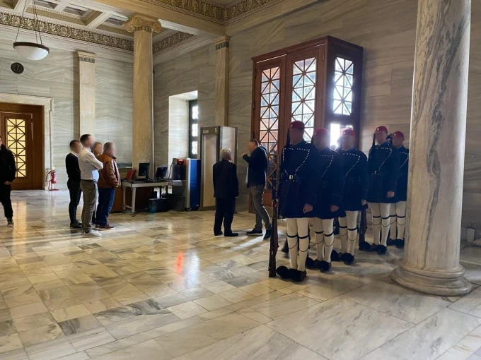 Καταφύγιο μέσα στο Κοινοβούλιο βρήκαν οι Εύζωνες Καταφύγιο μέσα στο Κοινοβούλιο βρήκαν οι Εύζωνες
