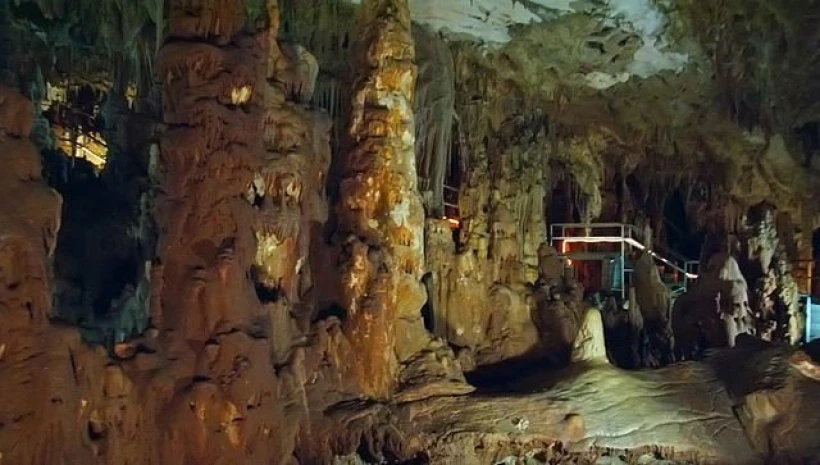          Το εσωτερικό του σπηλαίου των Πετραλώνων / Φωτ.: Wikimedia Commons     