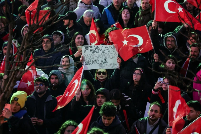 Χιλιάδες διαδηλωτές στους δρόμους υπέρ του Εκρέμ Ιμάμογλου / Reuters