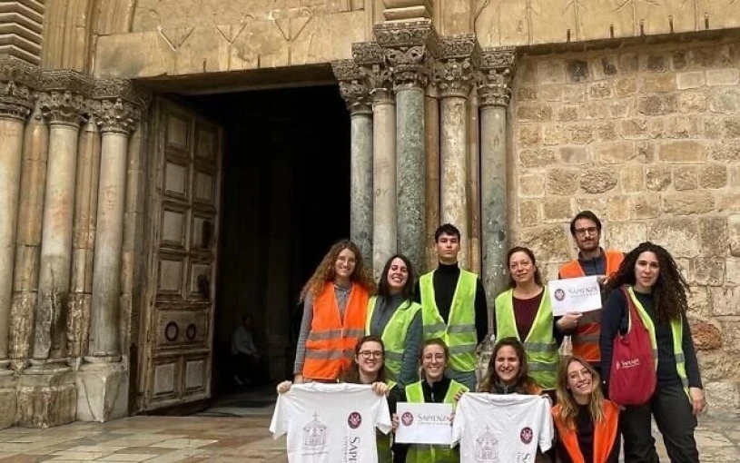 Αρχαιολόγοι από το πανεπιστήμιο Sapienza της Ρώμης, στις ανασκαφές στην Εκκλησία του Πανάγιου Τάφου (Φωτογραφία: Αρχείο του πανεπιστημίου Sapienza της Ρώμης). Αρχαιολόγοι από το πανεπιστήμιο Sapienza της Ρώμης, στις ανασκαφές στην Εκκλησία του Πανάγιου Τάφου (Φωτογραφία: Αρχείο του πανεπιστημίου Sapienza της Ρώμης).