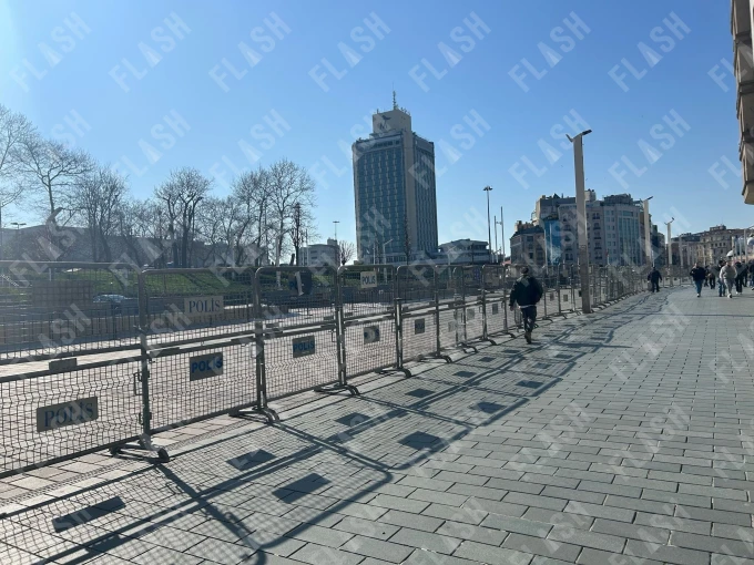 Κάγκελα ασφαλείας στην πλατεία Ταξίμ/Flash.gr, Δημήτρης Νανούρης