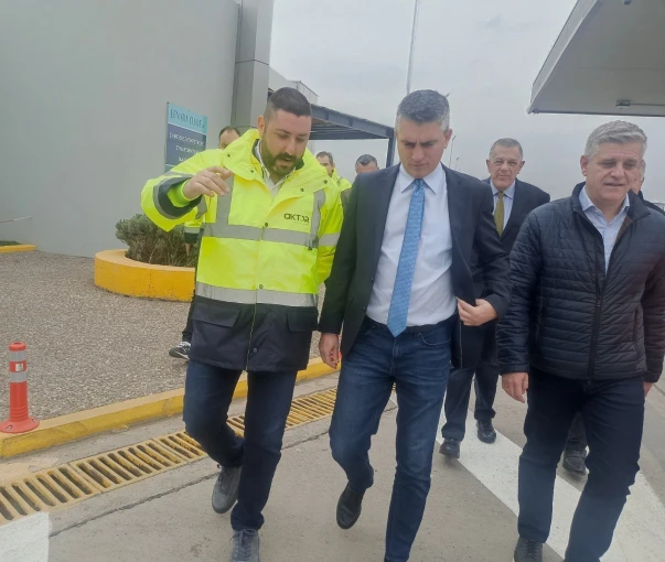 Ο διευθυντής έργων Βορείου Ελλάδος AKTOR κ. Κ. Τσακλίδης ενημερώνει τον Υπουργό Υποδομών, κ. Χρίστο Δήμα. Πηγή: AKTOR Ο διευθυντής έργων Βορείου Ελλάδος AKTOR κ. Κ. Τσακλίδης ενημερώνει τον Υπουργό Υποδομών, κ. Χρίστο Δήμα. Πηγή: AKTOR