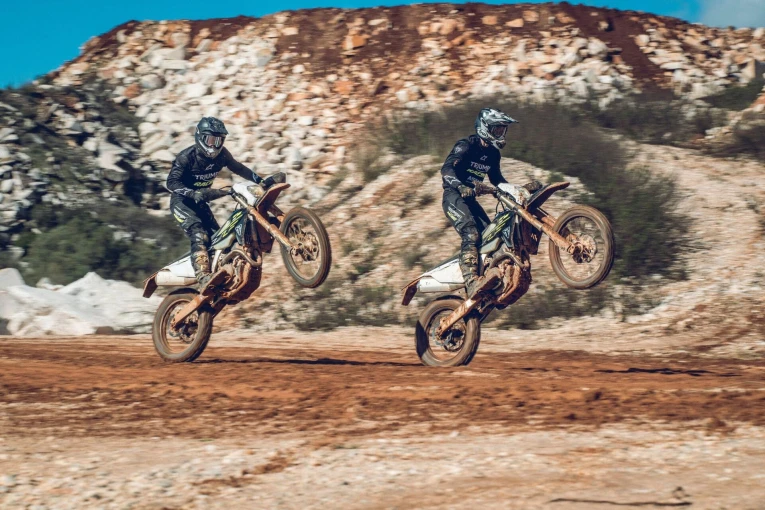 fam-enduro-250-450-my26-day-4-action-0278.jpg?v=0