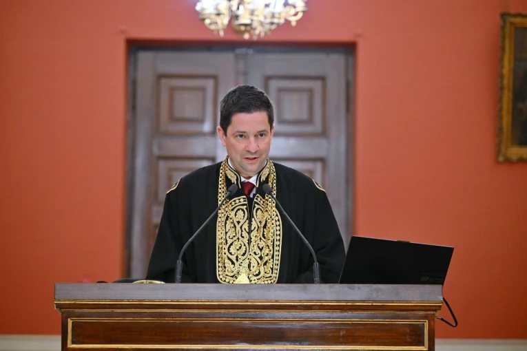 Την προσφώνηση έκανε ο Πρύτανης του Εθνικού και Καποδιστριακού Πανεπιστημίου Αθηνών, καθηγητής Γεράσιμος Σιάσος (φωτ.: ΕΚΠΑ)