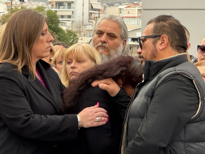 Η Ζωή Κωνσταντοπούλου αγκαλιάζει τη μητέρα της Κυριακής Γρίβα / Φωτογραφίες Γιάννης Κέμμος για το Flash.gr Η Ζωή Κωνσταντοπούλου αγκαλιάζει τη μητέρα της Κυριακής Γρίβα / Φωτογραφίες Γιάννης Κέμμος για το Flash.gr