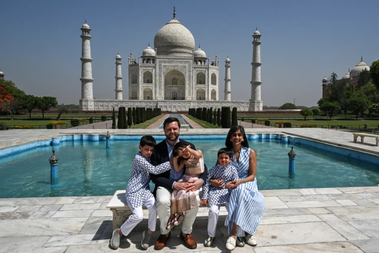 Ο Τζει Ντι Βανς ποζάρει με την οικογένειά του μπροστά από το Ταζ Μαχάλ στην Ινδία/Reuters
