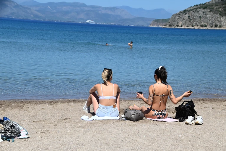 Στιγμιότυπο από παραλία του Ναυπλίου (Eurokinissi)