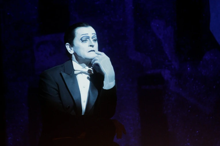 Ο Μιχαήλ Μπαρίσνικοφ σε έργο του σκηνοθέτη Μπομπ Ουίλσον/EPA/ΑΠΕ-ΜΠΕ