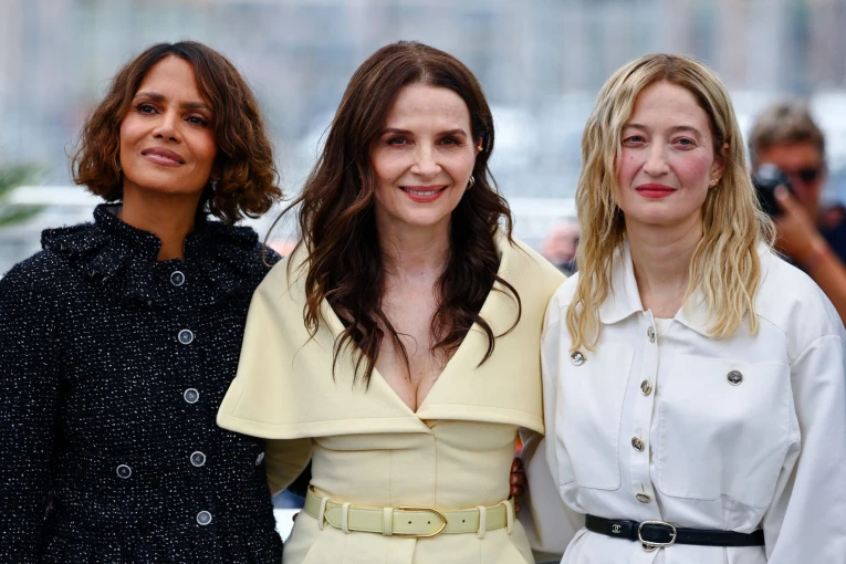 Η Χάλι Μπέρι μαζί με τις Ζυλιέτ Μπινός και Άλμπα Ροχουάτσερ / Reuters