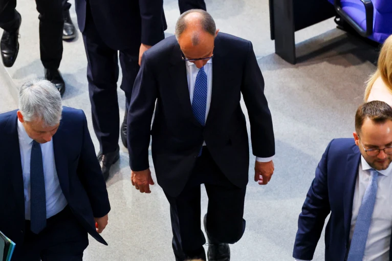 Ο Μερτς αποχωρεί απογοητευμένος από τη Bundestag/Reuters Ο Μερτς αποχωρεί απογοητευμένος από τη Bundestag/Reuters