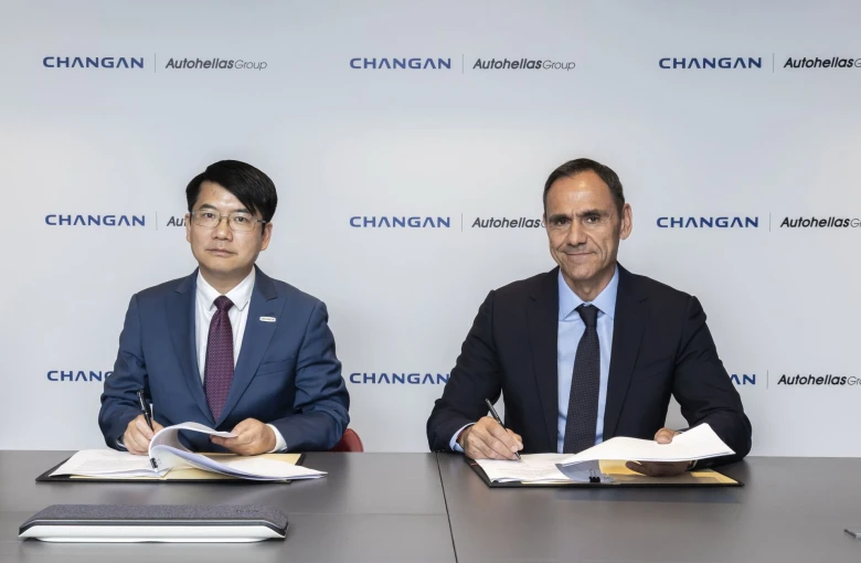 Ο κ. Mingcai Li, Executive Vice President του Changan Automobile Group (αριστερά) και ο κ. Γιώργος Βασιλάκης, CEO των εταιριών αυτοκινήτου του ομίλου της Autohellas (δεξιά).