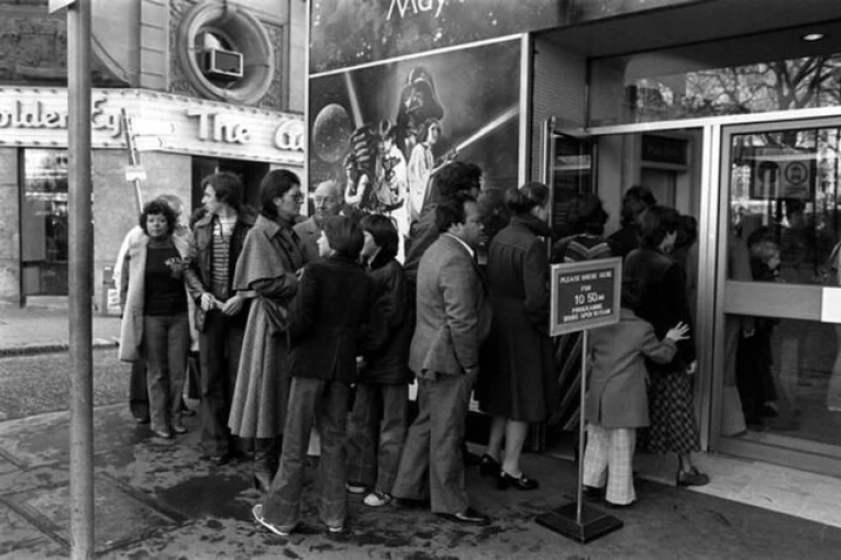 Ουρές έξω από τους κινηματογράφους για την πρώτη ταινία του Star Wars / Φωτ.: Wikimedia Commons