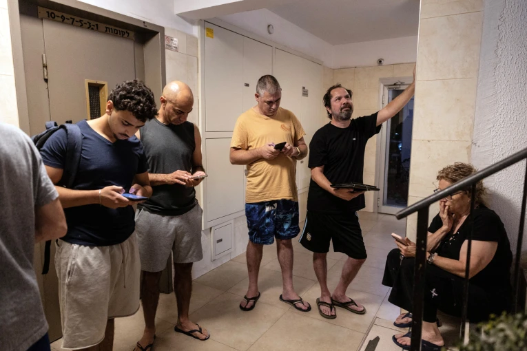 Στα καταφύγια σπεύδουν οι κάτοικοι του Ισραήλ / Φωτ.: Reuters