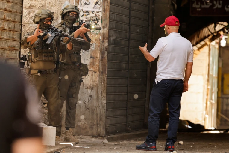          Η στιγμή που Ισραηλινός στρατιώτης εκτελεί εν ψυχρώ Παλαιστίνιο με ψηλά τα χέρια / Reuters     