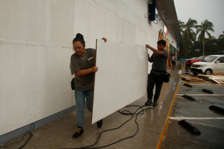 Το Μεξικό σε συναγερμό για τον τυφώνα Έρικ / Reuters 