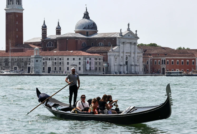 Η Βενετία ετοιμάζεται να υποδεχθεί τους λαμπερούς καλεσμένους για τον γάμο της χρονιάς (REUTERS/Yara Nardi)