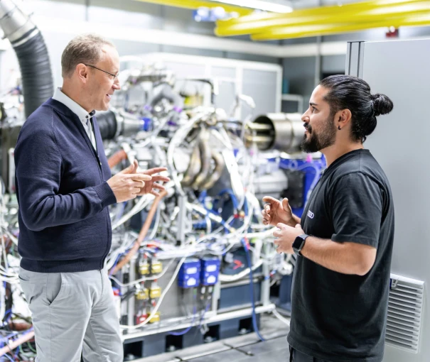 development-of-the-audi-power-unit-stefan-dreyer-left-in-conversation-at-the-test-bench-1.jpg?v=0