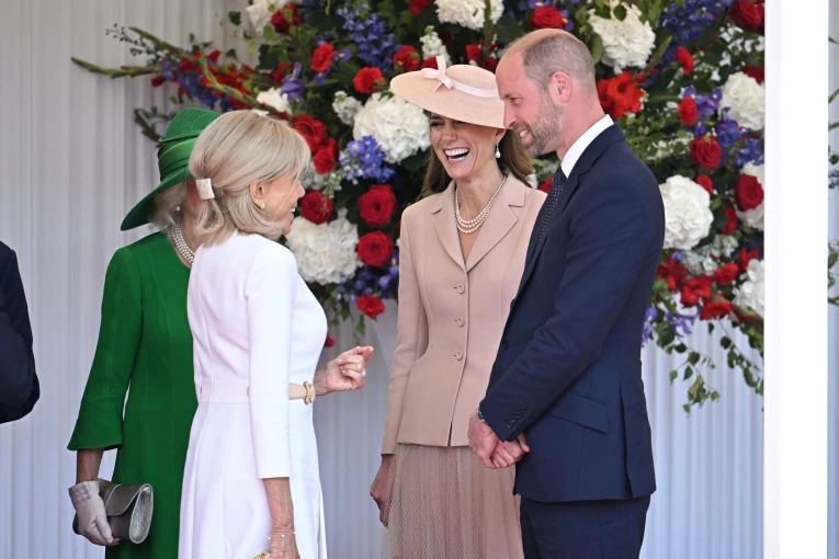          Η βρετανική βασιλική οικογένεια υποδέχτηκε το προεδρικό ζεύγος της Γαλλίας / Reuters     
