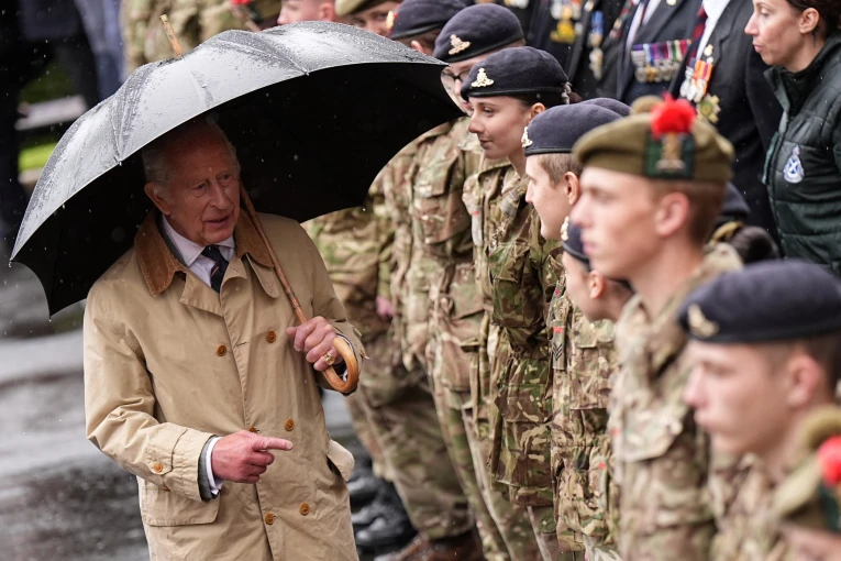 Η στιγμή που ο Κάρολος σπεύδει να παρηγορήσει ανήλικο δόκιμο που λιποθύμησε σε επίσημη τελετή / Reuters