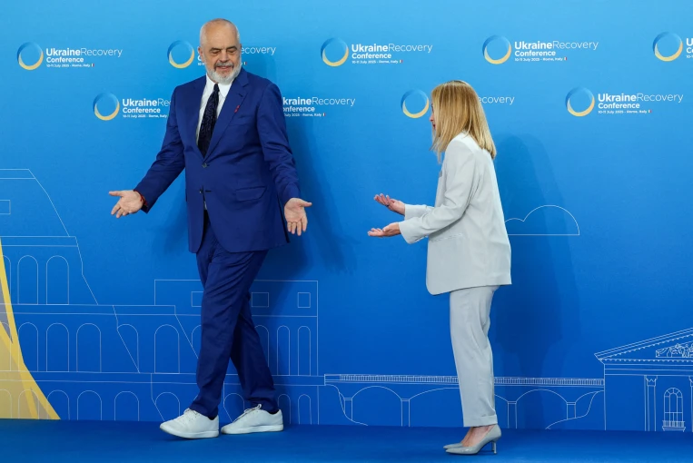          Ο Έντι Ράμα με τη Τζόρτζια Μελόνι στη Σύνοδο για την Ουκρανία / Reuters     