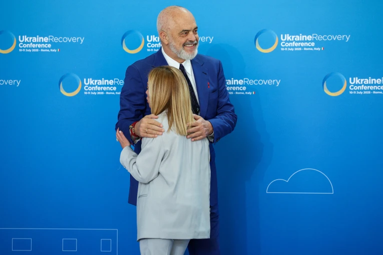          Ο Έντι Ράμα με τη Τζόρτζια Μελόνι στη Σύνοδο για την Ουκρανία / Reuters     