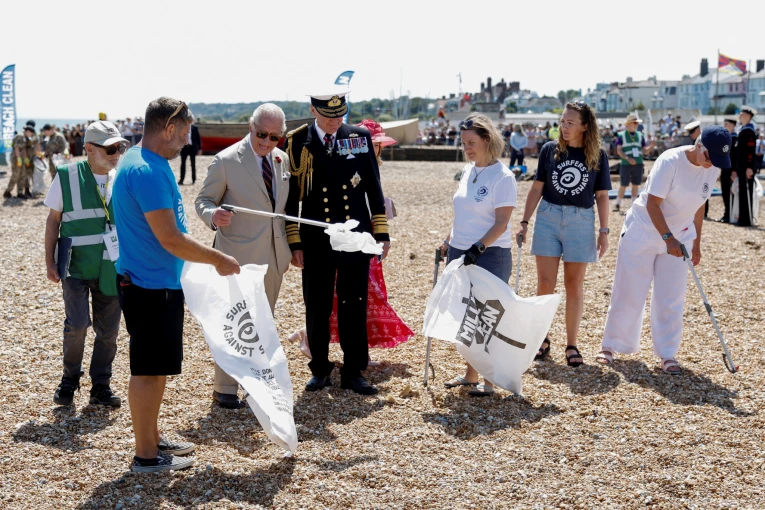          Ο βασιλιάς Κάρολος μάζεψε σκουπίδια σε παραλία / Reuters     