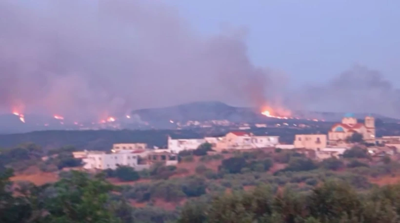 Η φωτιά κοντά στο χωριό Δρυμώνας στα Κύθηρα, το πρωί της Κυριακής (27/7). Πηγή: Facebook/Εξερευνώντας τα Κύθηρα