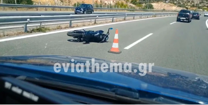          Η μοτοσικλέτα στο οδόστρωμα λίγα λεπτά μετά τη σύγκρουση/Φωτ. EVIATHEMA.GR     