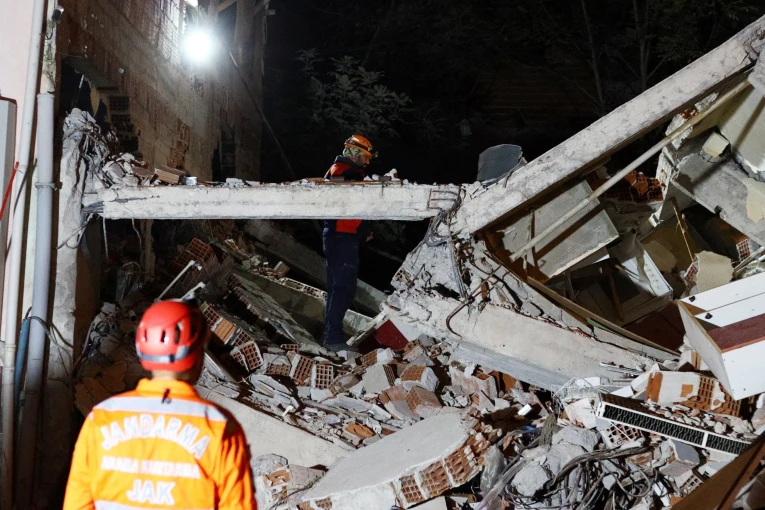          Σωστικά συνεργεία στα συντρίμμια από τον μεγάλο σεισμό στην Αντιόχεια της Τουρκίας το 2023, Φωτ.: Reuters     