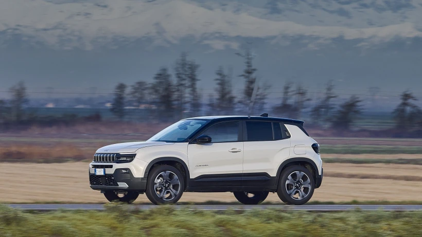 2025jeepavengere-hybrid2.jpg?v=0