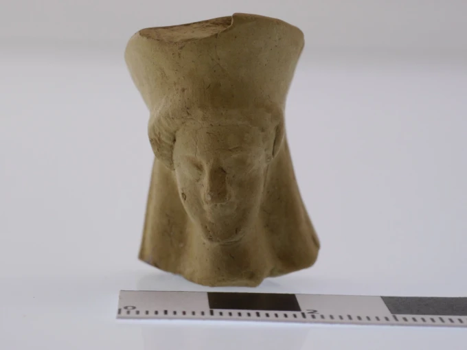 Εικ.2: Αρχαϊκή κεφαλή με πόλο.