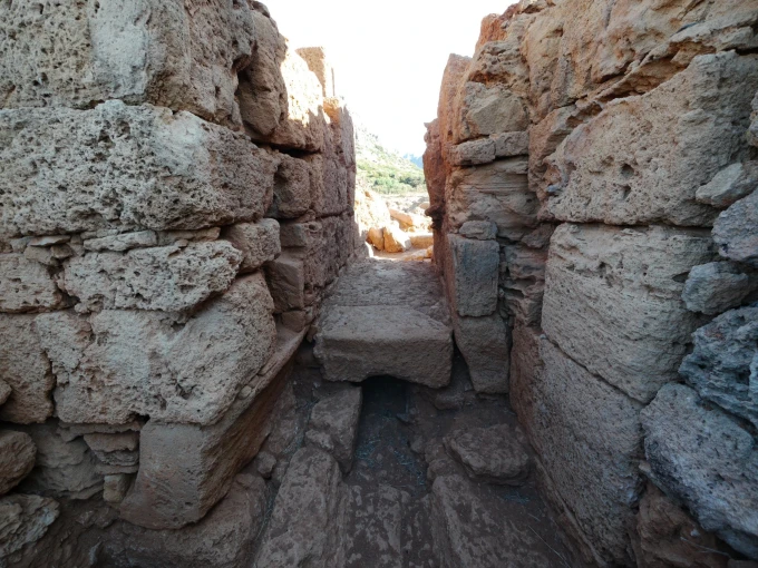 Εικ. 8: Οχυρωματική Πύλη του λιμένα και λίθινος αγωγός. 