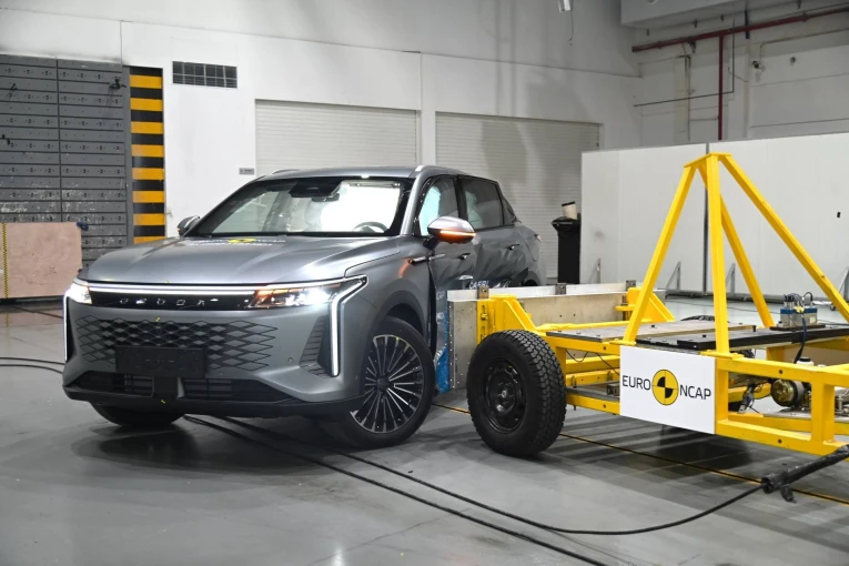 omoda-9-side-mobile-barrier-test.jpg?v=0