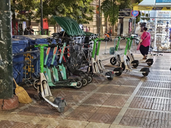 Ηλεκτρικά πατίνια παρατημένα στο κέντρο της Αθήνας/ Γιάννης Kέμμος, Flash.gr Ηλεκτρικά πατίνια παρατημένα στο κέντρο της Αθήνας/ Γιάννης Kέμμος, Flash.gr