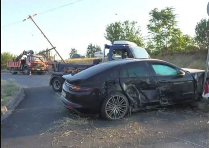          Στιγμιότυπο από το τροχαίο με την Porsche. Φωτό: Glomex/ΣΚΑΪ     