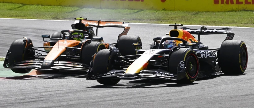 Φωτογραφία ΑΠΕ-ΜΠΕ: Η στιγμή της επαφής Φερστάπεν-Νόρις