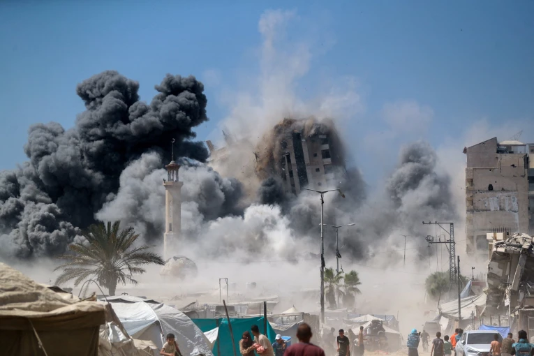 Η στιγμή που πολυώροφο κτίριο στη Γάζα δέχεται επίθεση και καταρρέει. Πηγή: Reuters