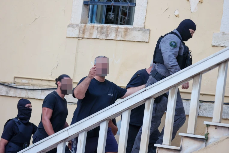 Μεταγωγή στον εισαγγελέα των κατηγορούμενων μελών της εγκληματικής οργάνωσης   (φωτο: INTIME)