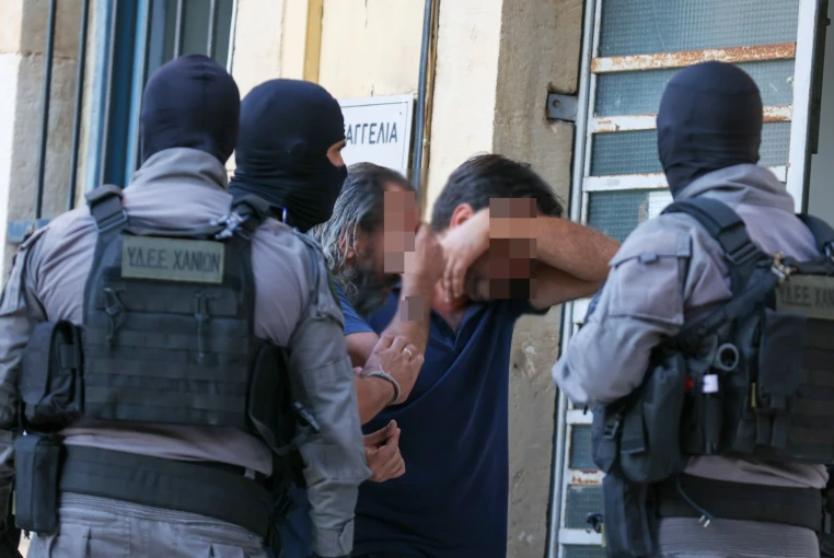 Μεταγωγή στον εισαγγελέα των κατηγορούμενων μελών της εγκληματικής οργάνωσης   (φωτο: INTIME)