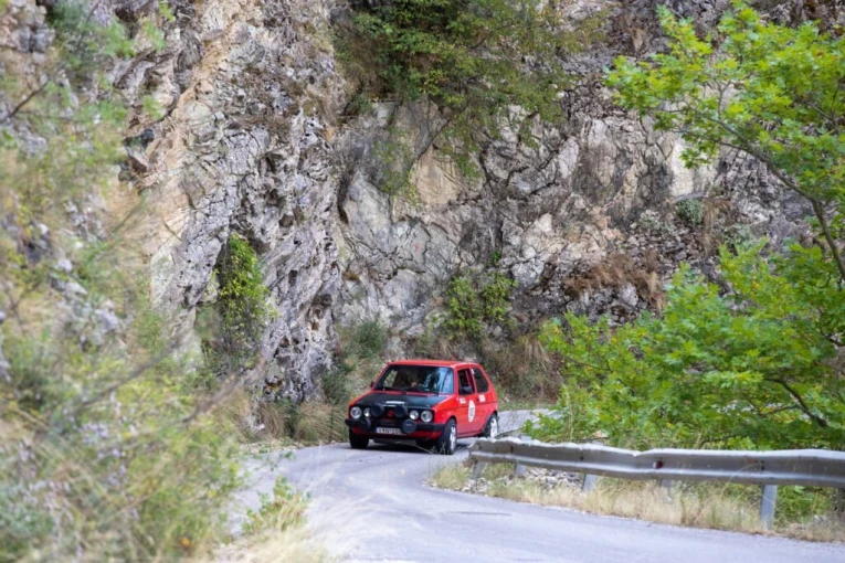 Στην τέταρτη θέση γενικής τερμάτισαν οι Ιωάννης Κατσαούνης-Ιούλιος Ιατρίδης στο φετινό PEMA Ιστορικό Ράλλυ Ακρόπολις Regularity (Volkswagen Golf MkI)
