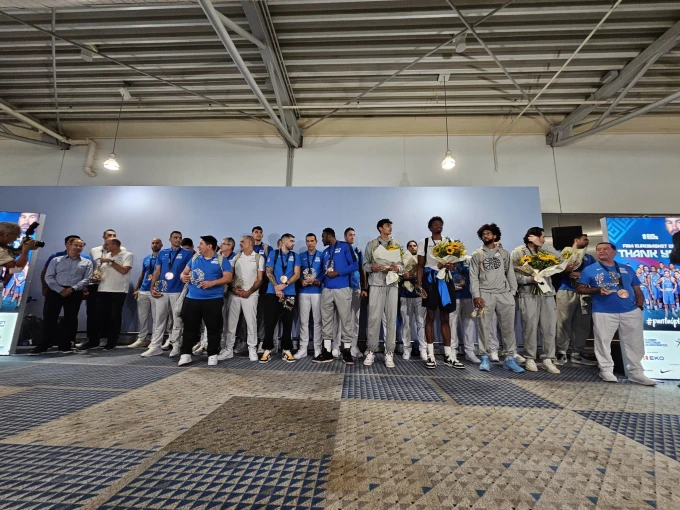 Οι παίκτες της Εθνικής με το προπονητικό team 