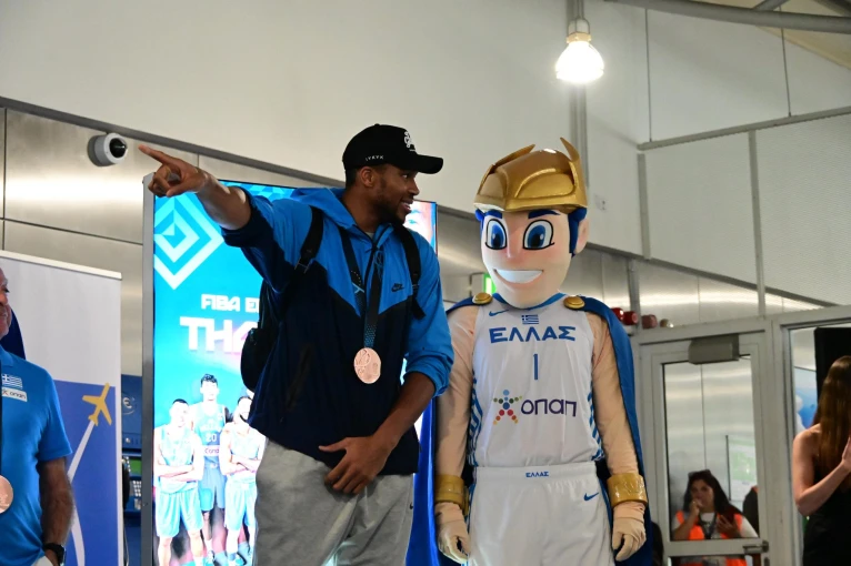 Ο σου΄περ σταρ του NBA Γιάννης Αντετοκούνμπο με τη μασκό της Εθνική «Ερμή»/ Flash.gr, Γιάννης Κέμμος