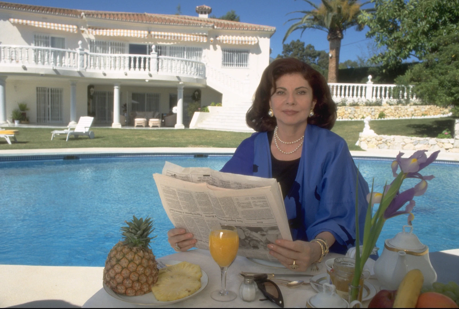 H Σοράγια διαβάζει εφημερίδες στο σπίτι της στη Μαρμπέλα το 1991 / Micheline Pelletier/Sygma via Getty Images