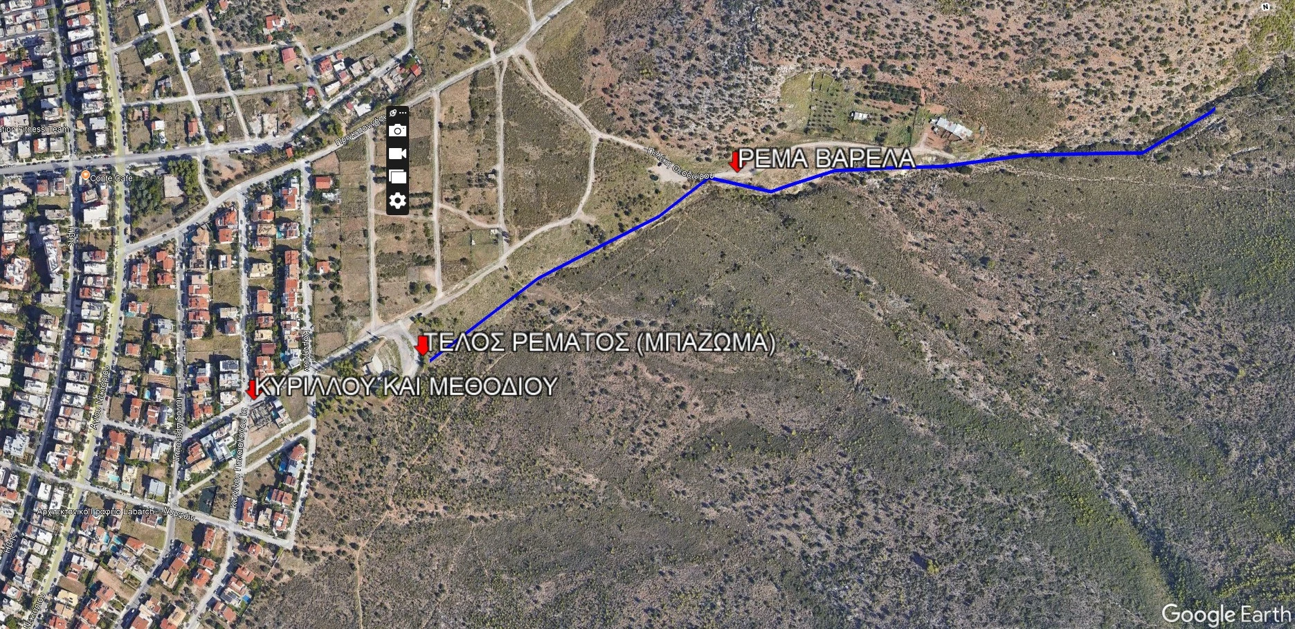 Τα ρέματα στους δρόμους Κυρίλλου και Μεθοδίου και Μετσόβου/Ανθέων στη Γλυφάδα. Πηγή: Δημήτρης Θεοδοσόπουλος/Facebook