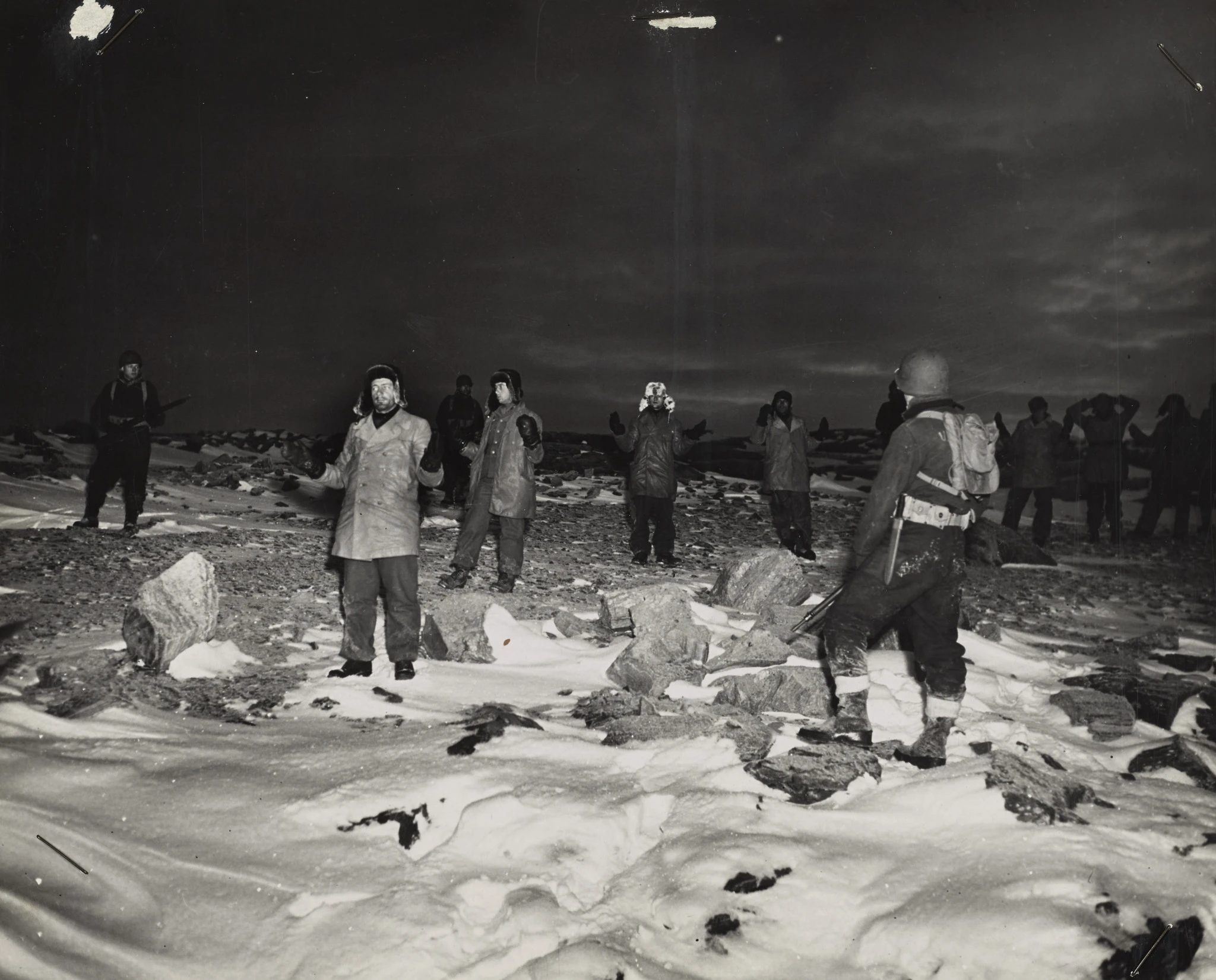 Αμερικανοί στρατιώτες συλλαμβάνουν μέλη του μετεωρολογικού σταθμού Edelweiss II της Γερμανίας στη βορειοανατολική Γροιλανδία το 1944. Φωτό: US Coast Guard/Wikimedia Commons